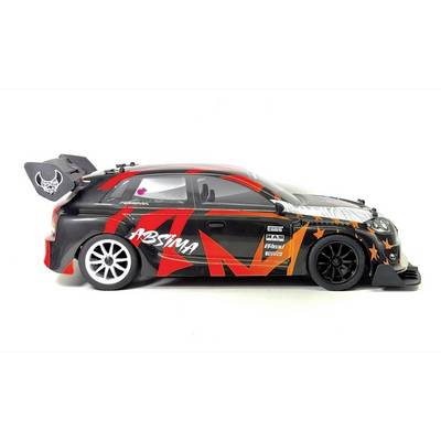 Seitenansicht eines schwarzen und roten Rennmodell-Autos mit einem großen Heck-Flügel und Sponsor-Aufklebern auf weißem Hintergrund.