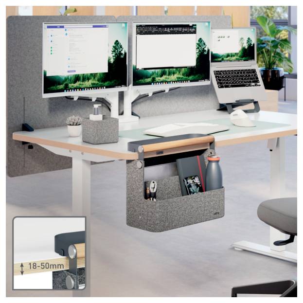 Moderner Stehschreibtisch mit Dual-Monitor-Setup und Laptop; die Detailansicht zeigt eine 18-50 mm verstellbare Klemme, die unter der Schreibtischplatte montiert ist.