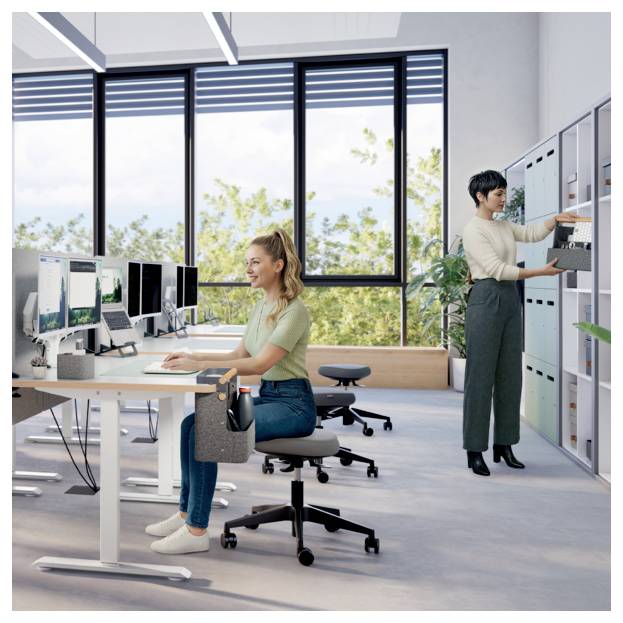 Zwei Frauen arbeiten in einem hellen modernen Büro: Eine sitzt an einem Schreibtisch am Computer, während die andere Dokumente in Schränken abheftet.