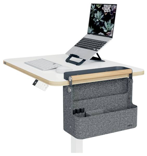 Ergonomischer Stehschreibtisch mit Laptop auf einer Erhöhung, Tastatur und Maus auf der Tischoberfläche und einem hängenden Filz-Organizer zur Aufbewahrung darunter.