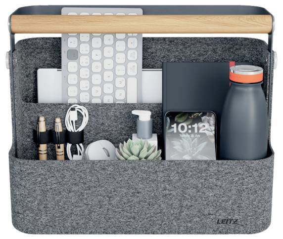 Filz-Schreibtischorganizer-Tasche mit Holzgriff, die eine Tastatur, ein Notizbuch, ein Telefon, eine Wasserflasche, Kabel, Stifte und kleine Zubehörteile hält.