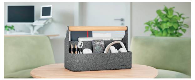 Eine graue Filzorganizer-Tasche mit einem Holzgriff sitzt auf einem runden Tisch in einer modernen Bürolounge.