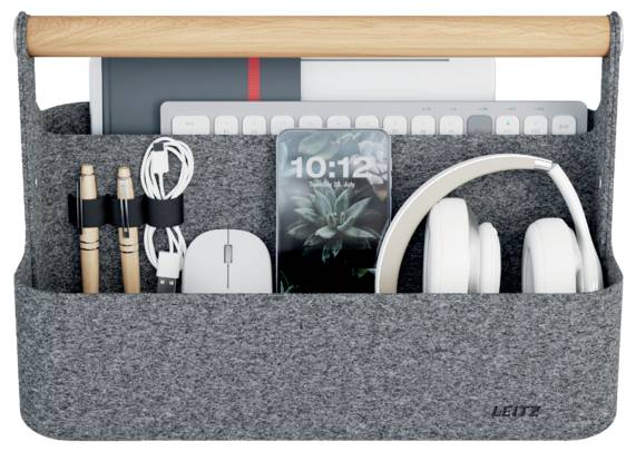 Grauer Filz-Schreibtischorganizer mit Holzgriff zum Verstauen von Tastatur, Smartphone, Kopfhörern, Maus, Kabeln, Stiften und einem Notizbuch.