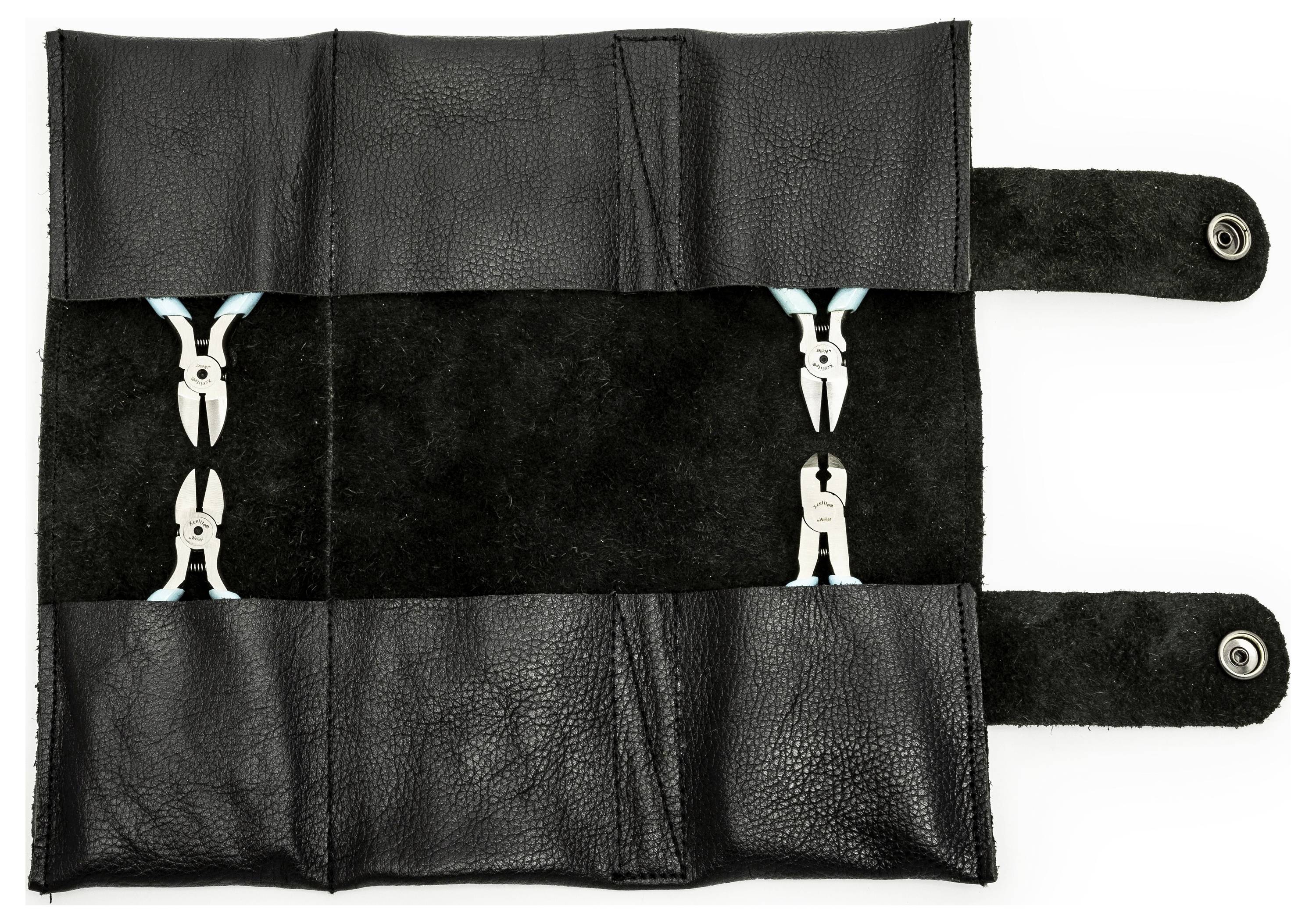 Schwarze Ledertasche zum Aufbewahren von zwei Messern oder Werkzeugen mit zwei Druckknopfriemen und einem zentralen filzgefütterten Fach auf weißem Hintergrund