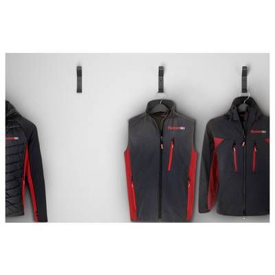 Drei schwarze und rote Jacken hängen an Wandhaken, mit einer teilweise sichtbaren Jacke ganz links.