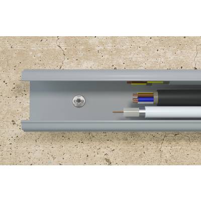 Offenes graues Kabelwanne mit gebündelten elektrischen Kabeln und Drähten darin, montiert an einer rauen beigen Wand.