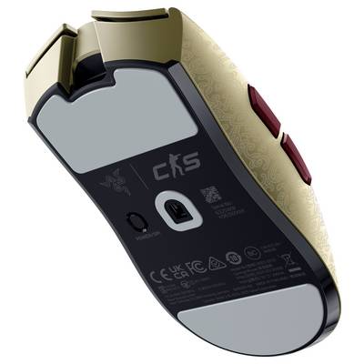 Eine Gold-und-Schwarz-Computermaus, von der Unterseite gezeigt, mit sichtbarem Sensor, Stromschalter und roten Seitentasten.