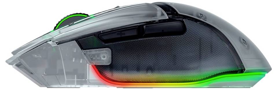 Seitenansicht einer Gaming-Maus mit durchsichtigem Gehäuse und RGB-Beleuchtung, die entlang der Basis und des Scrollbereichs rot, grün und gelb leuchtet.