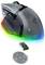 Kabellose Gaming-Maus mit grauem Gehäuse und RGB-Beleuchtung, gezeigt mit enthaltenem USB-Dongle und Ladestation.