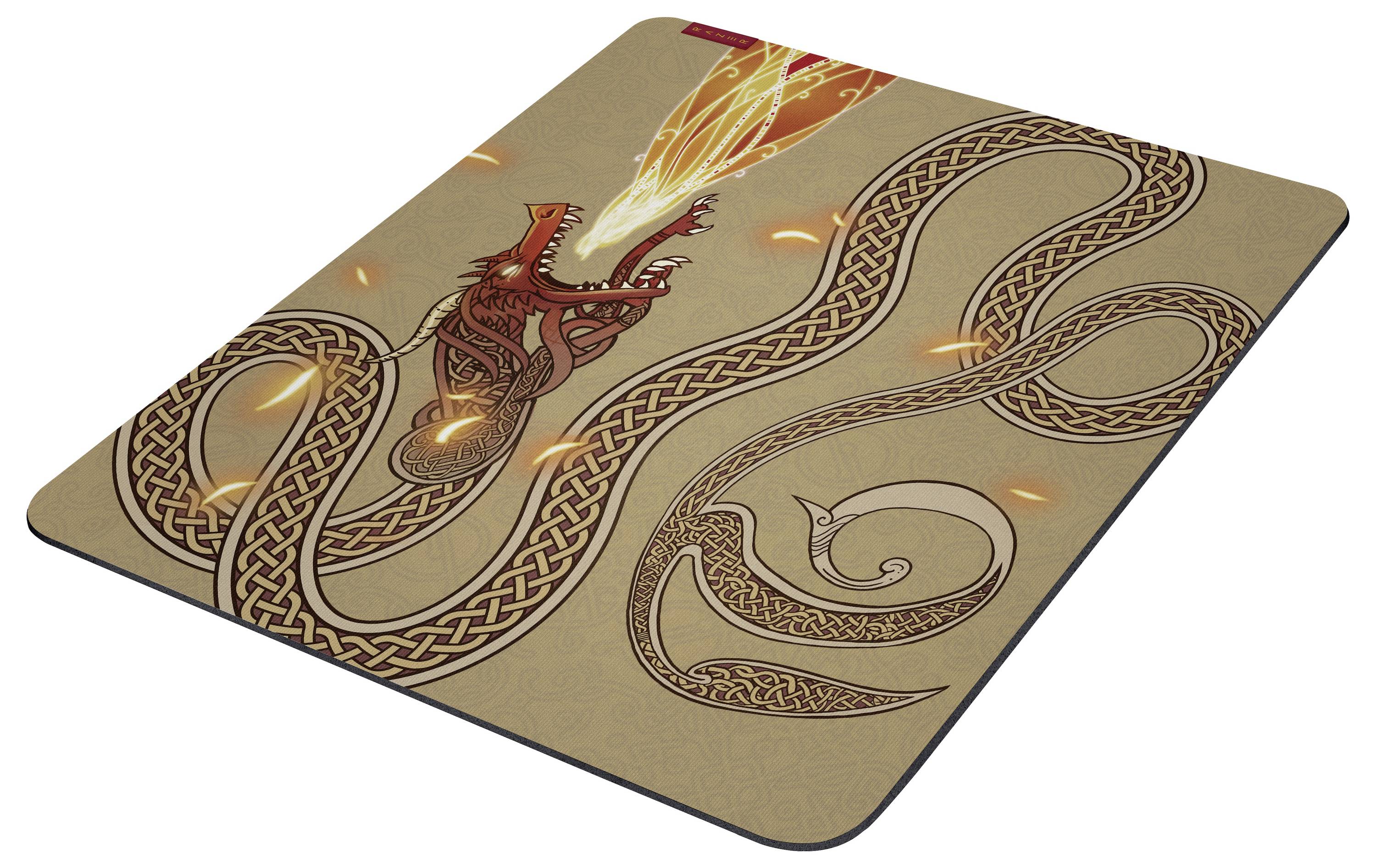 Dekorative Drachenillustration auf einer beigen quadratischen Matte, mit einem roten Drachen, der Feuer speit, umgeben von keltischen Knotmuster-Wirbeln.