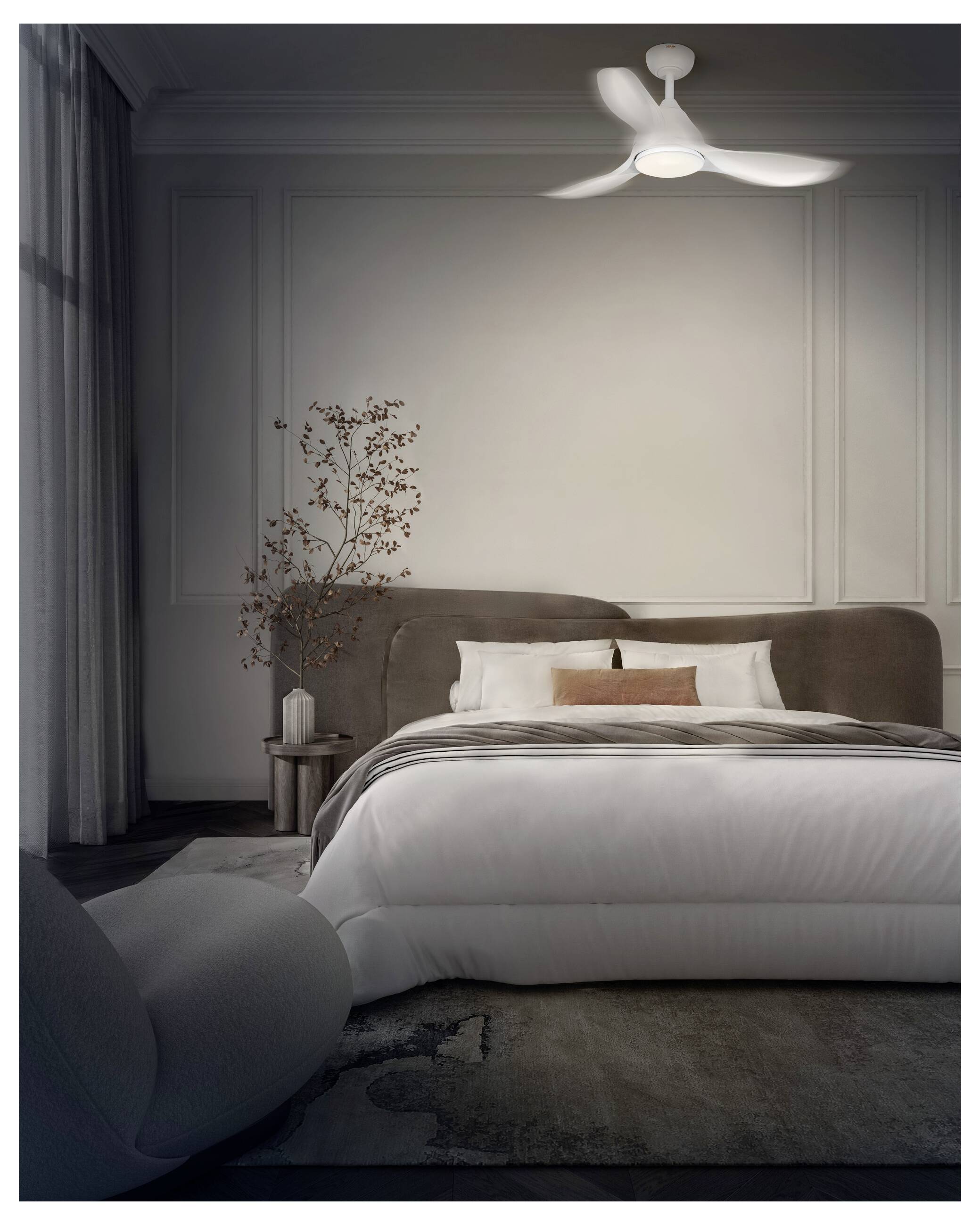 Modernes Schlafzimmer mit großem Bett, weißer Bettwäsche, grauen Wänden, einer Deckenleuchte und einem kleinen Nachttisch mit dekorativen Ästen.