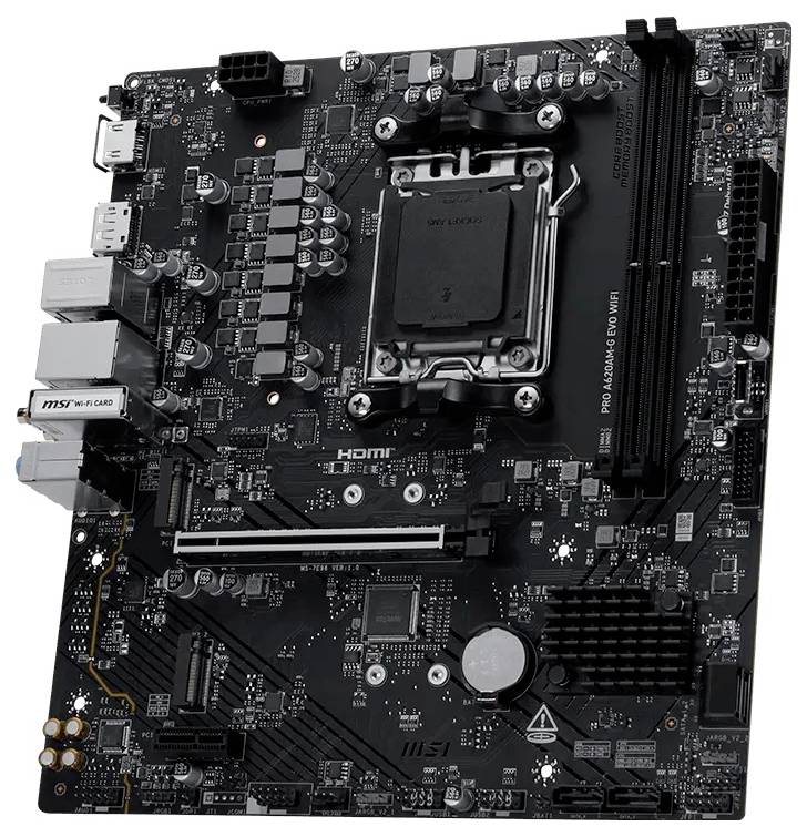 MSI Pro A620M-Hauptplatine mit AM5-CPU-Sockel, RAM-Steckplätzen, Erweiterungssteckplätzen und hinteren E/A-Anschlüssen auf einer schwarzen Leiterplatte dargestellt.