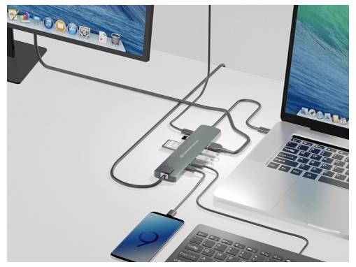 Laptop, der an einen USB-C-Hub/Dockingstation angeschlossen ist, mit Pfeilen, die den Strom- und Datenfluss von der Wandsteckdose zur Dockingstation und in den Computer zeigen.