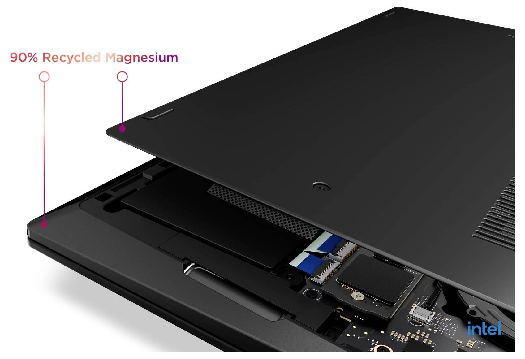 Explodierte Ansicht eines Laptops mit Bodenabdeckung und internen Komponenten, beschriftet mit „90% recyceltes Magnesium", um das Gehäusematerial hervorzuheben.