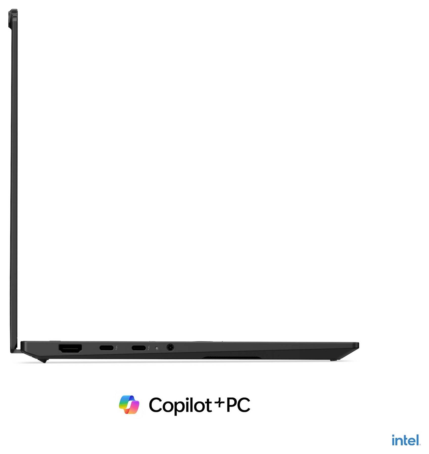 Seitenansicht eines dünnen Laptops mit geöffnetem Bildschirm, gekennzeichnet mit "Copilot+ PC" und Intel-Branding darunter.