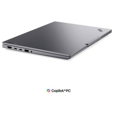 Geschlossener grauer Laptop in schrägem Winkel auf weißem Hintergrund gezeigt, mit Copilot+ PC-Branding darunter.