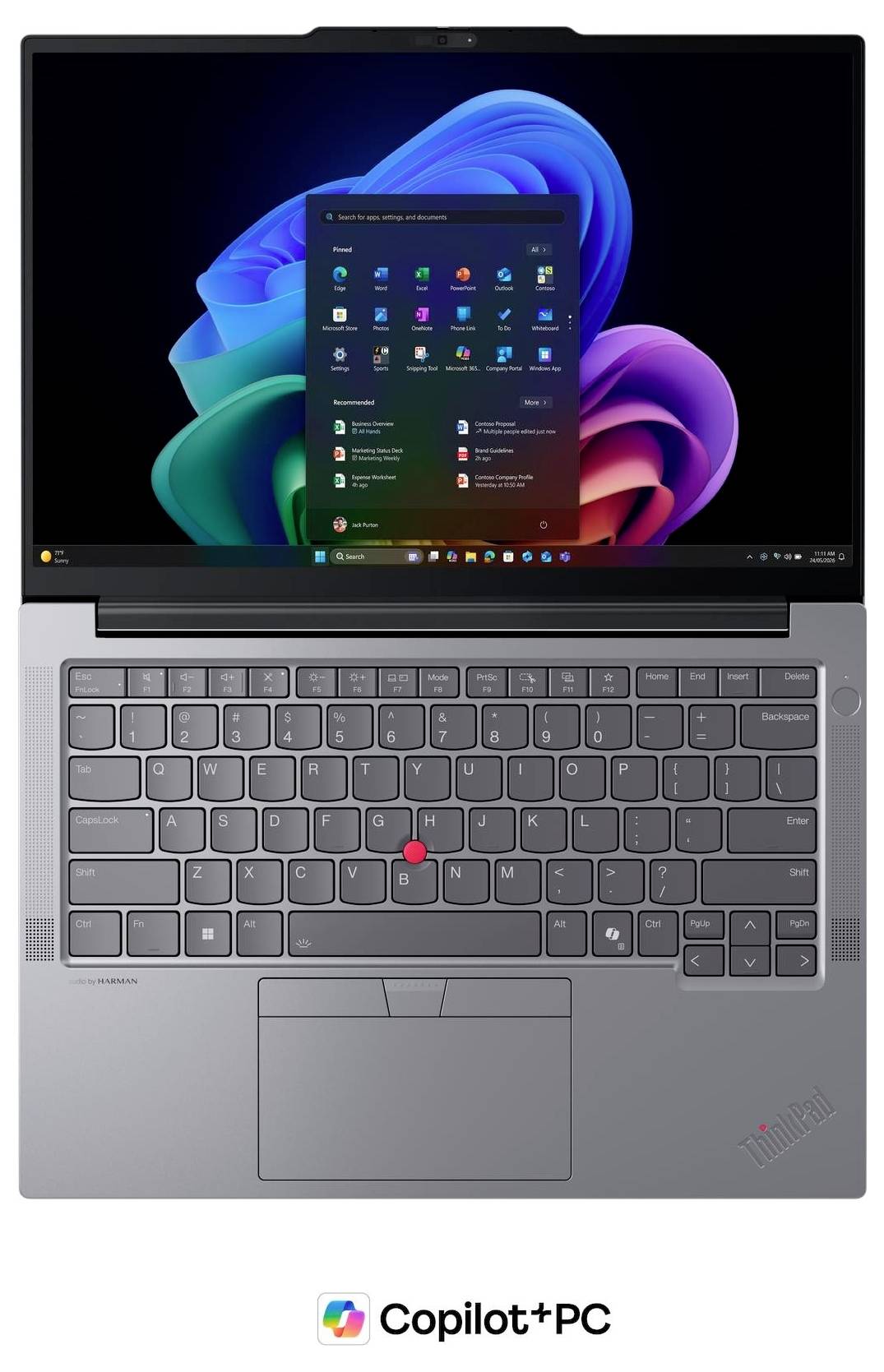 Geschlossener schwarzer Lenovo-Laptop in Schrägansicht auf weißem Hintergrund, mit dem Logo "Copilot+ PC" darunter.
