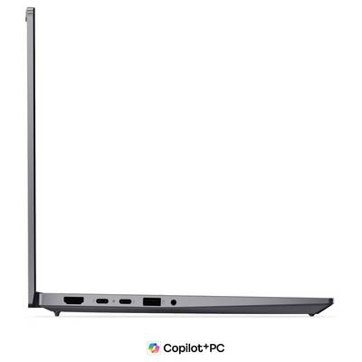 Seitenansicht eines dünnen schwarzen Laptops, halb geöffnet, mit farbenfrohem Bildschirmglanz und dem Logo "Copilot+PC" darunter.