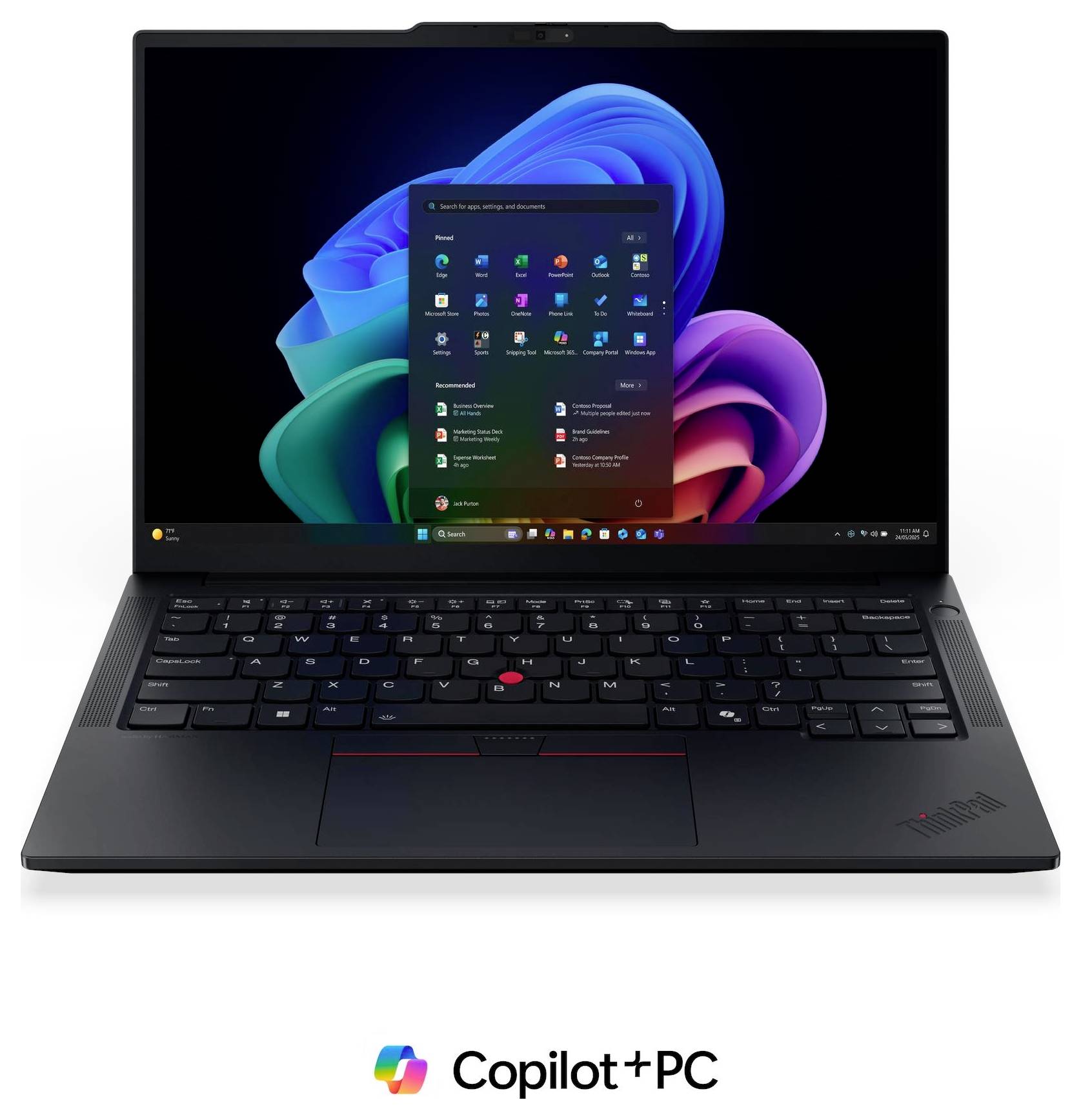 Schwarzer Laptop mit Windows 11-Desktop und Startmenü, mit "Copilot+ PC"-Branding darunter.