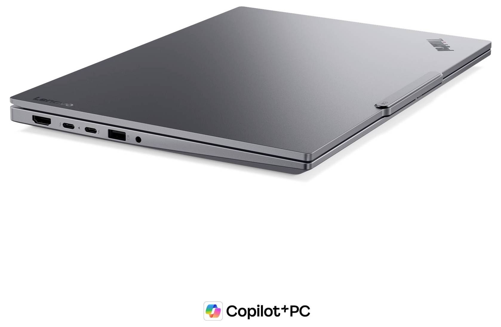Geschlossener grauer Laptop im Winkel dargestellt, mit "Copilot+ PC"-Branding darunter.