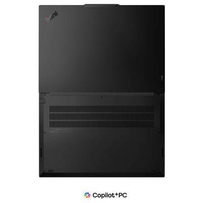 Unteransicht eines schwarzen Lenovo ThinkPad Laptops mit Lüftungsgittern und einem "Copilot+ PC"-Etikett darunter.