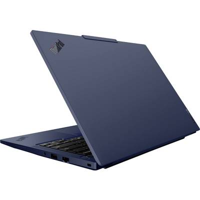 Geschlossener dunkelblauer Laptop in schräger Ansicht, mit teilweise sichtbarer Tastatur und kleinem Logo auf dem Deckel.