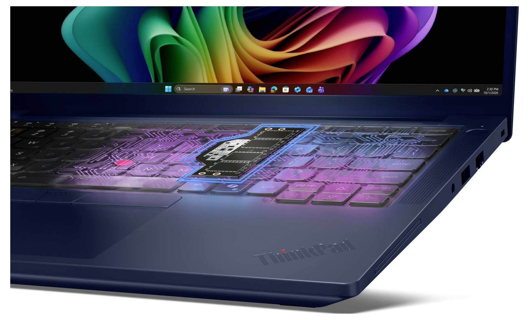 Schwarzer Laptop in Profilansicht mit im rechten Winkel geöffnetem Bildschirm, darunter mit "Copilot+ PC" gekennzeichnet.