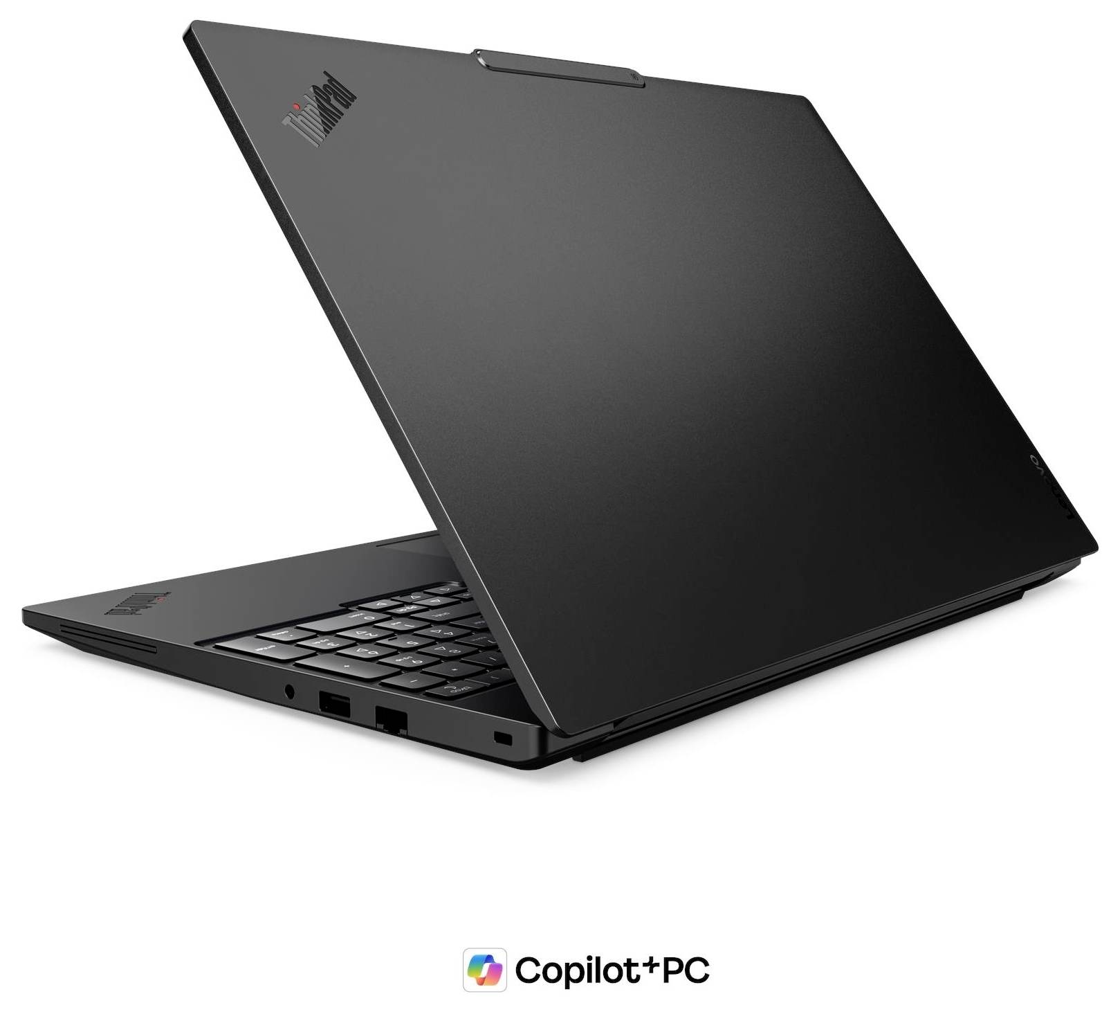 Geschlossener schwarzer Lenovo ThinkPad-Laptop in einer Dreiviertelsicht von hinten mit dem Copilot+ PC-Logo darunter.