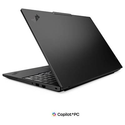Geschlossener schwarzer Lenovo ThinkPad-Laptop in einer Dreiviertelsicht von hinten mit dem Copilot+ PC-Logo darunter.