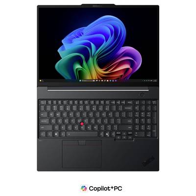 Laptop mit dem Windows 11-Desktop mit einem farbenfrohen abstrakten Hintergrundbild; Das "Copilot+ PC"-Branding wird unter dem Gerät angezeigt.