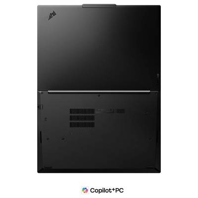 Rückseite eines schwarzen Lenovo-Laptops oder Tablets, die die Rückabdeckung und Anschlüsse zeigt, mit einem „Copilot+ PC"-Logo darunter.