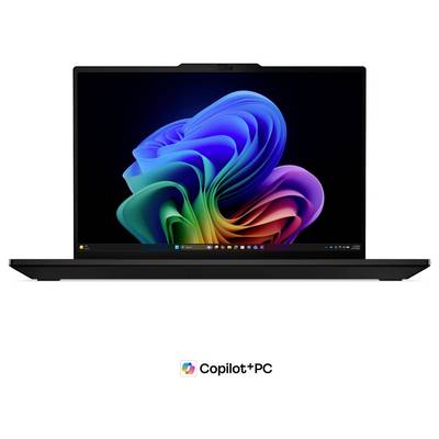Ein schwarzer Laptop mit einem bunten abstrakten Windows-ähnlichen Hintergrundbild und dem Logo „Copilot+ PC" darunter.