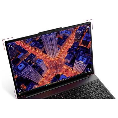 Geneigter Laptop mit großem Bildschirm, der eine Luftaufnahme einer Stadtkreuzung bei Nacht zeigt, mit leuchtenden orangefarbenen Lichtschweifen von Ampeln zwischen hohen Gebäuden.