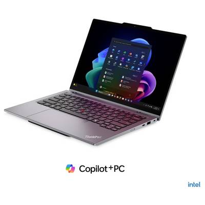 Draufsicht auf einen ThinkPad-Laptop, der den Windows-11-Desktop und ein „Copilot+PC"-Label darunter zeigt, mit dem roten TrackPoint in der Mitte der Tastatur.