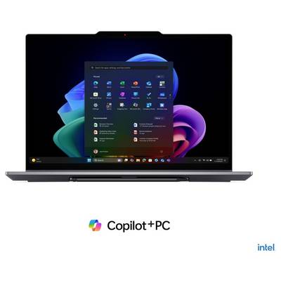 Silberner Laptop mit Windows 11-Startmenü und Copilot+PC-Branding mit Intel-Logo, auf weißem Hintergrund dargestellt.