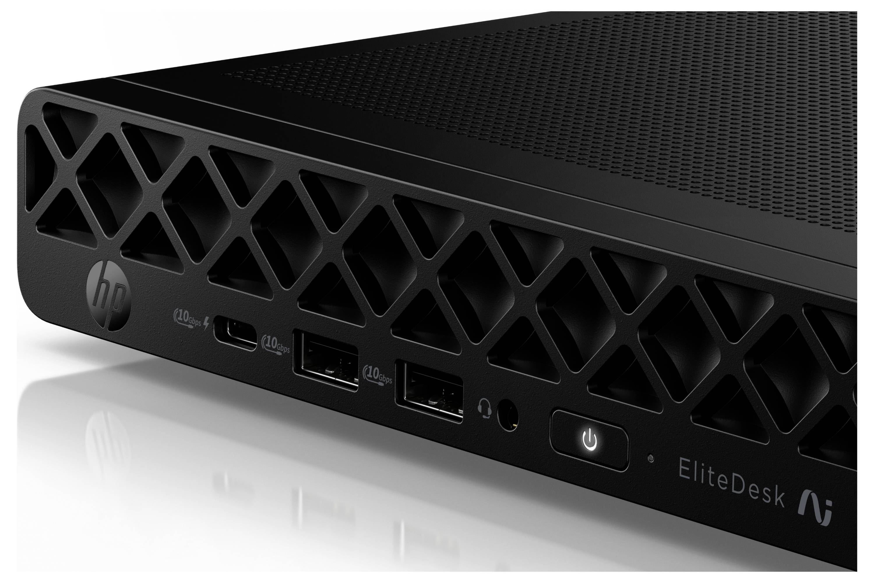 Schwarzer HP EliteDesk Mini-Desktopcomputer in perspektivischer Ansicht mit sichtbaren vorderen Lüftungsöffnungen, USB-Anschlüssen, Audiobuchse und Stromschalter.