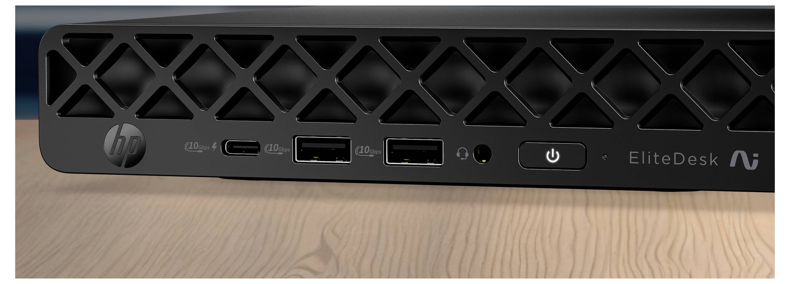 Vorderseite eines HP EliteDesk Mini-Desktops mit Lüftungsgitter und vorderen Ein-/Ausgängen: USB-C, zwei USB-A-Anschlüsse, Audiobuchse und Netzschalter.