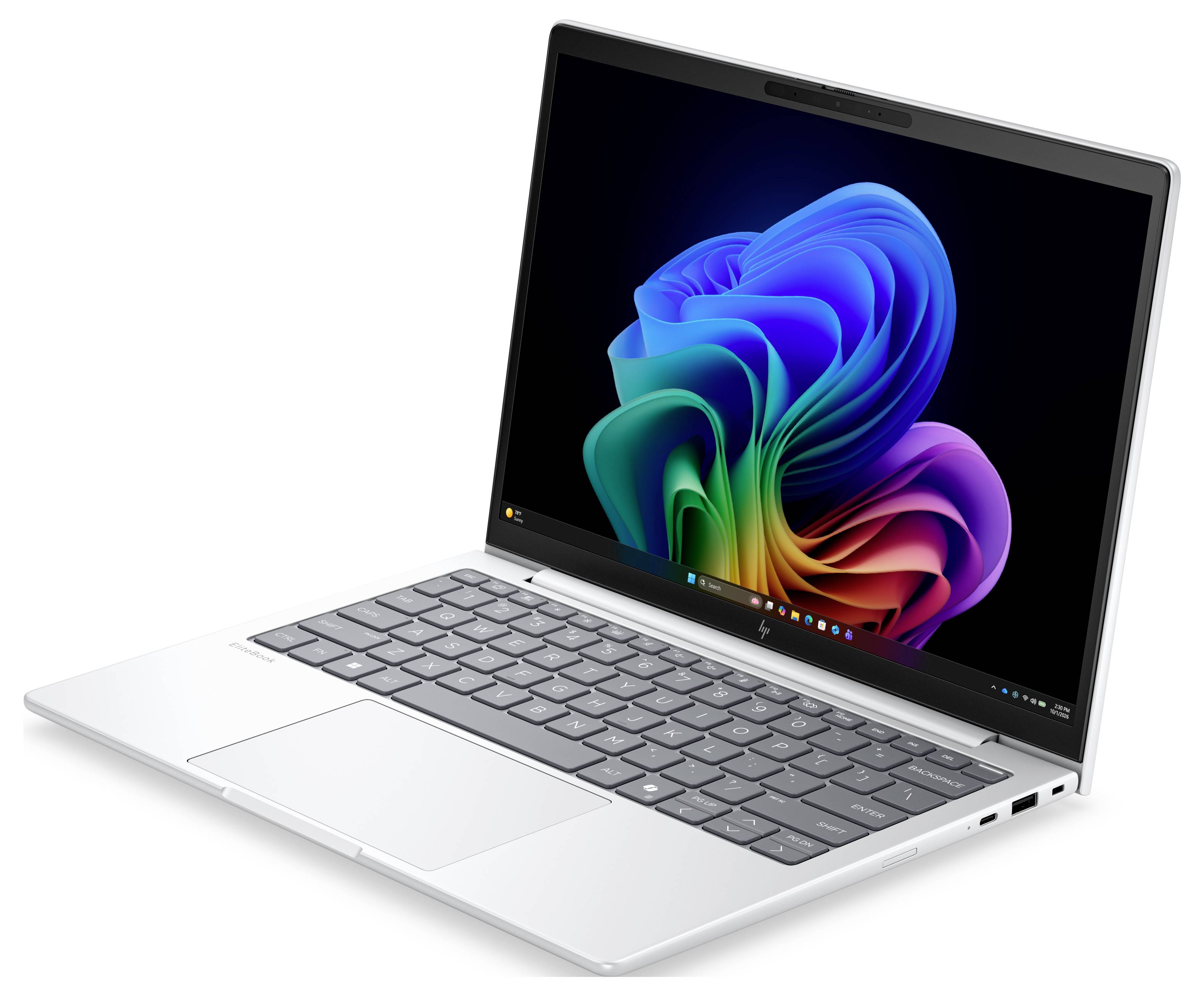 Silberner HP-Laptop im angewinkelten Zustand geöffnet, zeigt eine farbenfrohe abstrakte Wirbel-Hintergrundbild auf dem Bildschirm und eine graue Tastatur auf weißem Hintergrund.