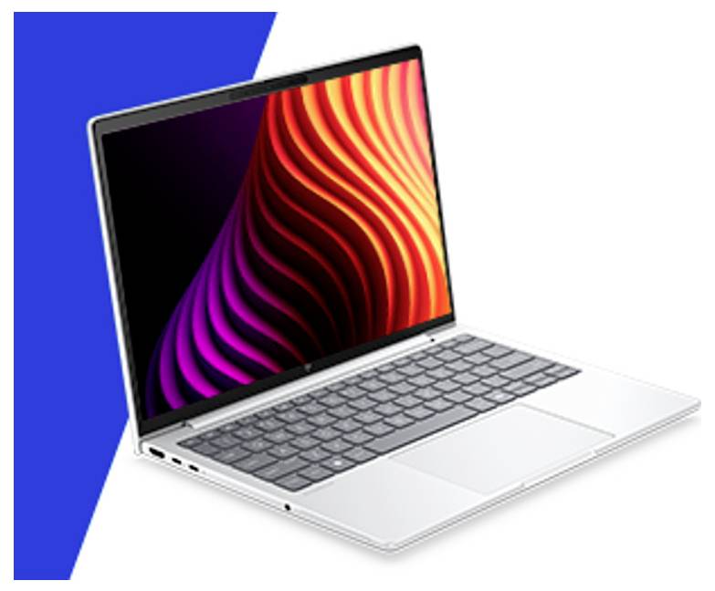 Silberner Laptop mit farbenfrohim abstrakem Bildschirm auf weißem Hintergrund, in einem Winkel dargestellt mit blauer geometrischer Akzentuierung dahinter.