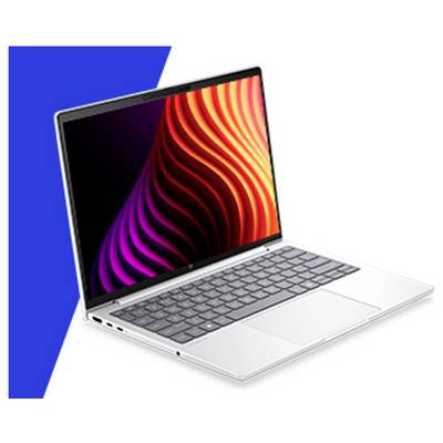 Silberner Laptop mit farbenfrohim abstrakem Bildschirm auf weißem Hintergrund, in einem Winkel dargestellt mit blauer geometrischer Akzentuierung dahinter.