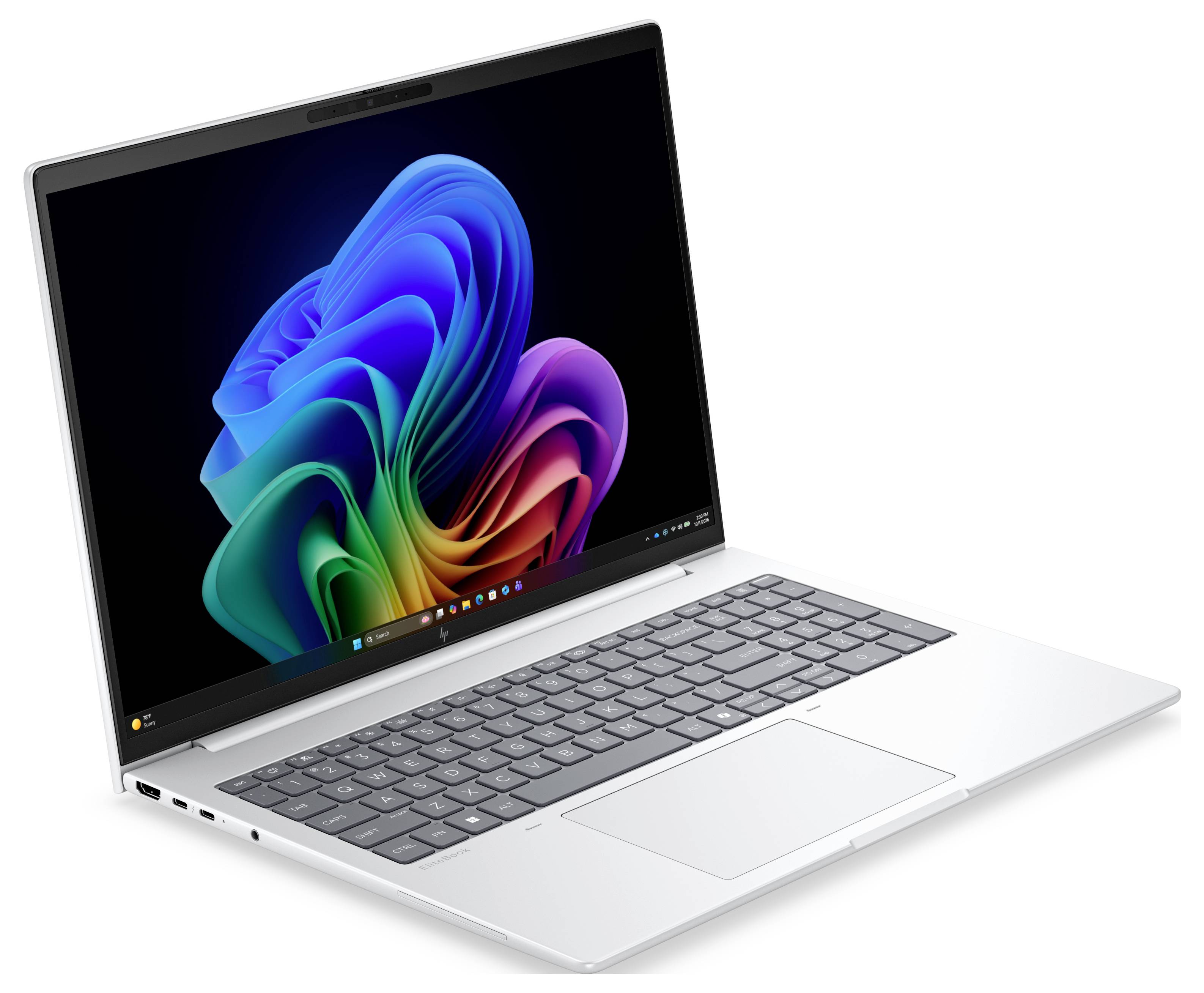Silberner Laptop mit einer Windows-Desktop-Hintergrundtapete auf dem Bildschirm, aufgeklappt auf weißem Hintergrund dargestellt.