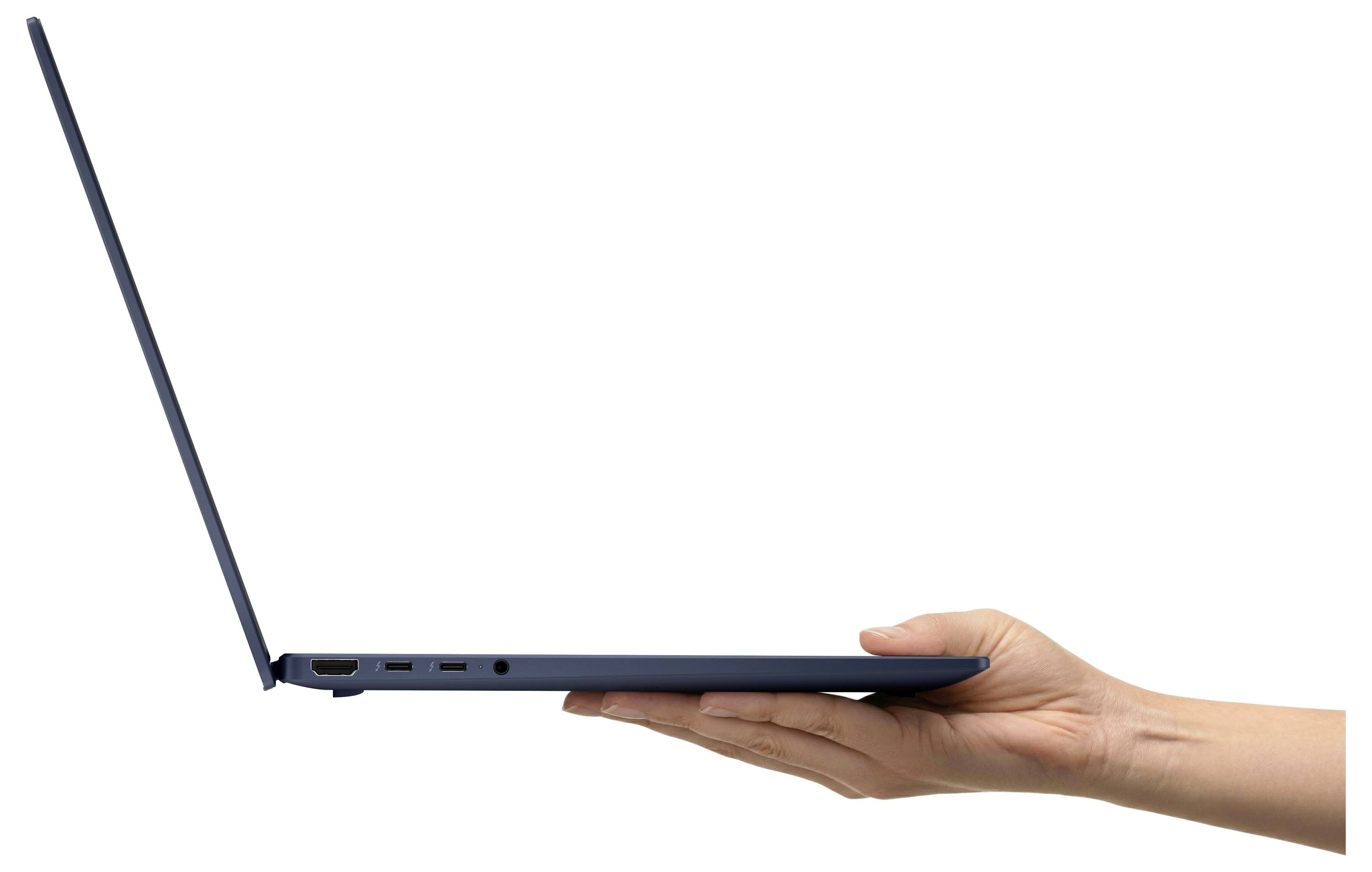 Seitenansicht eines offenen dünnen Laptops, der auf der Hand einer Person gegen einen weißen Hintergrund ausbalanciert ist.