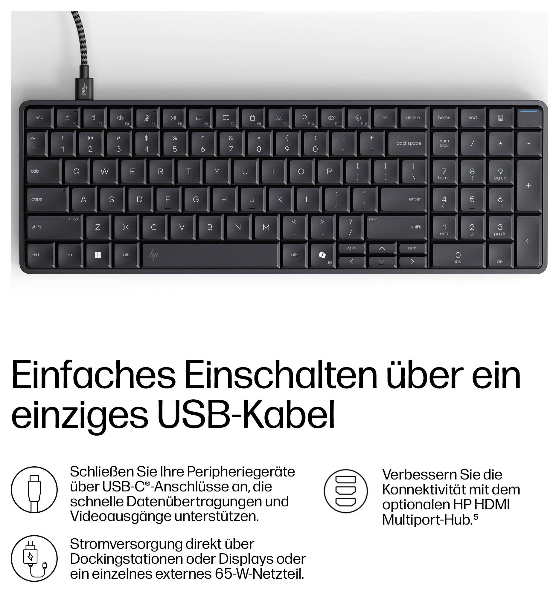 Schwarze vollformatige kabelgebundene Tastatur mit Ziffernblock; Deutscher Text besagt, dass sie Peripheriegeräte über eine USB-C-Verbindung mit Strom versorgt und einen optionalen HDMI-Multiport-Hub unterstützt.