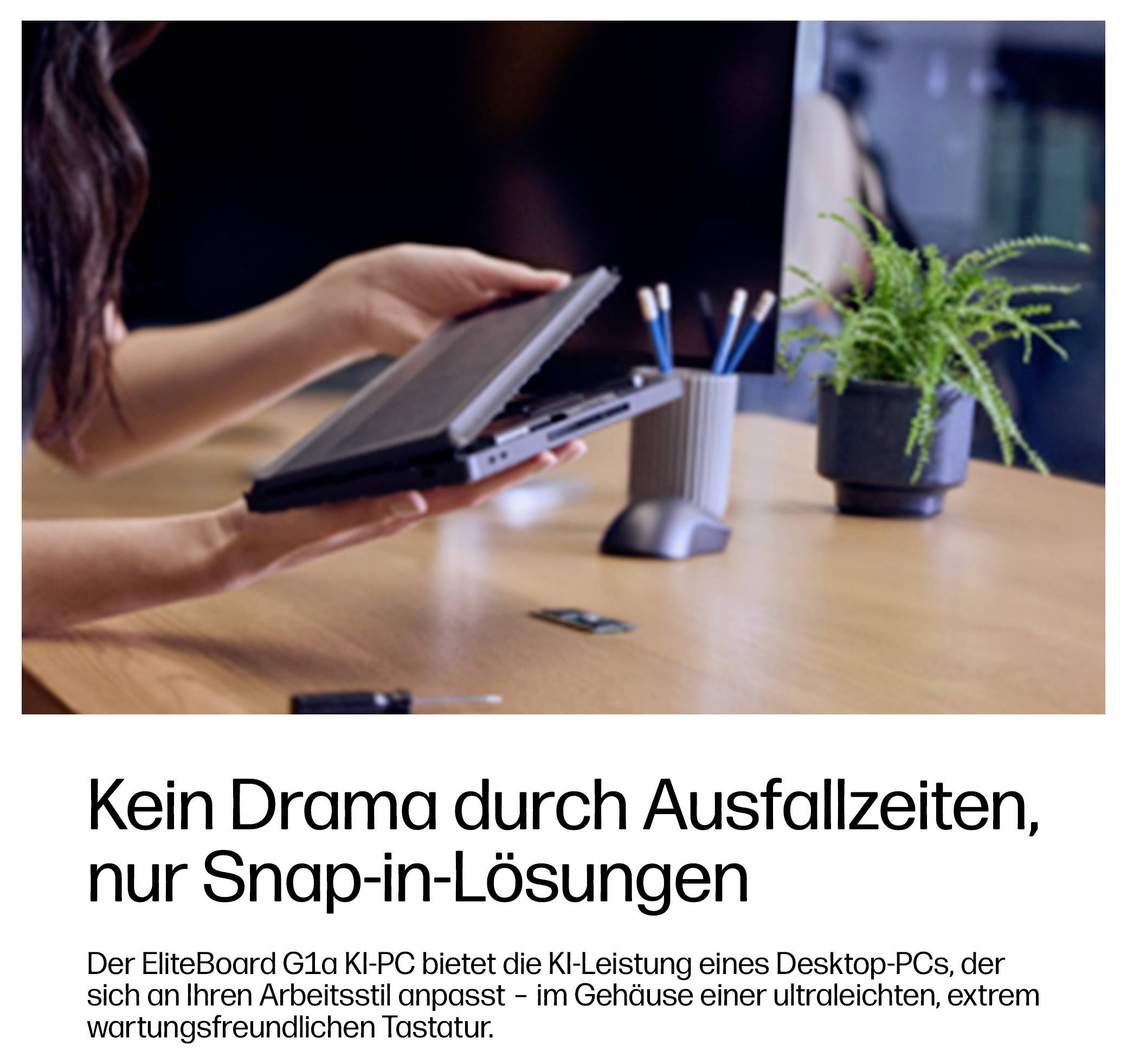 Hände halten ein kompaktes, laptopähnliches Gerät neben einer Schreibtischpflanze, mit deutschem Anzeigentext darunter, der "Kein Drama durch Ausfallzeiten, nur Snap-in-Lösungen" und den EliteBoard G1a KI-PC bewirbt.