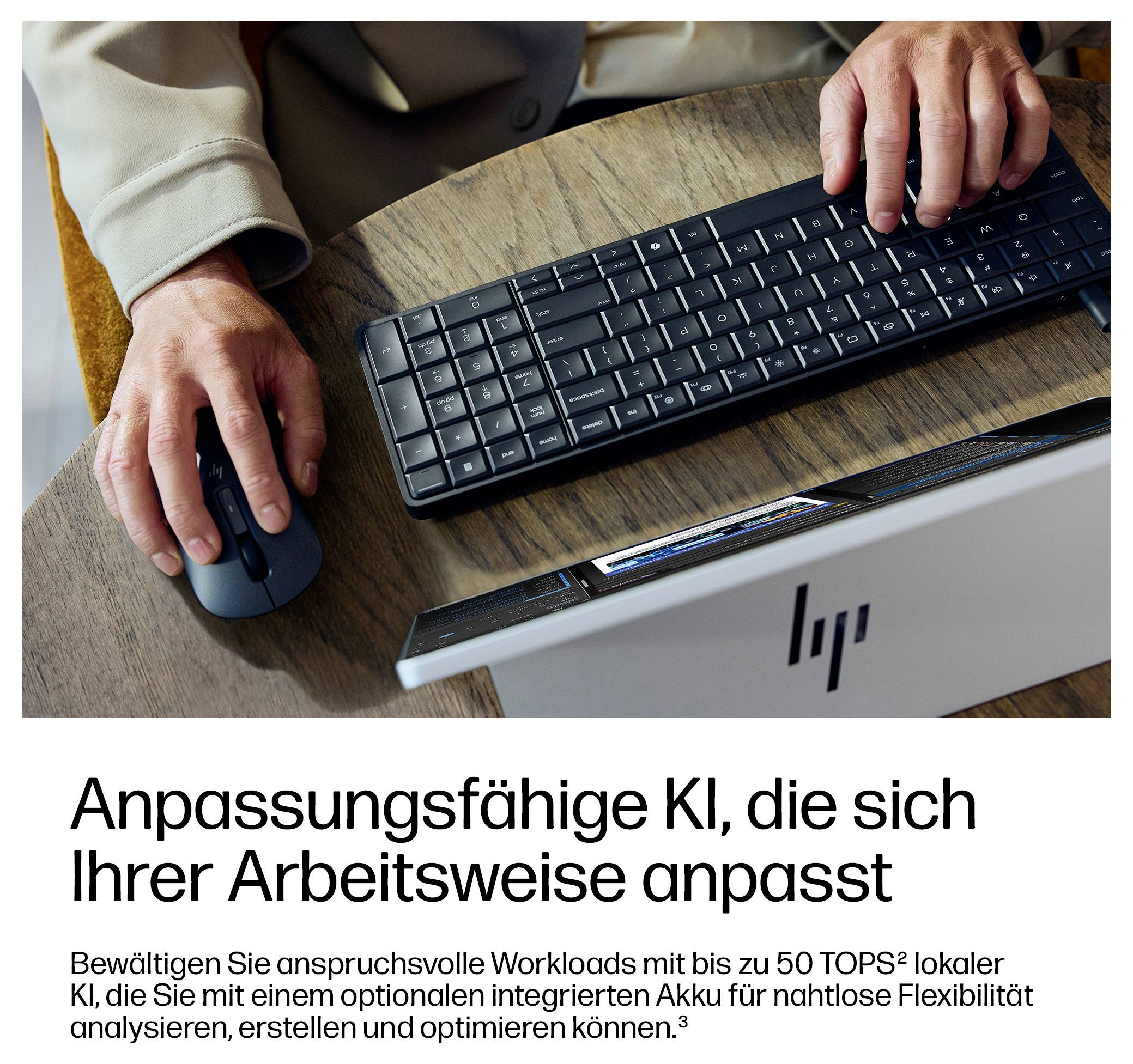Hände, die Tastatur und Maus an einem Schreibtisch benutzen, mit deutschem Text darunter über anpassbare KI, die sich an Ihren Arbeitsablauf anpasst.