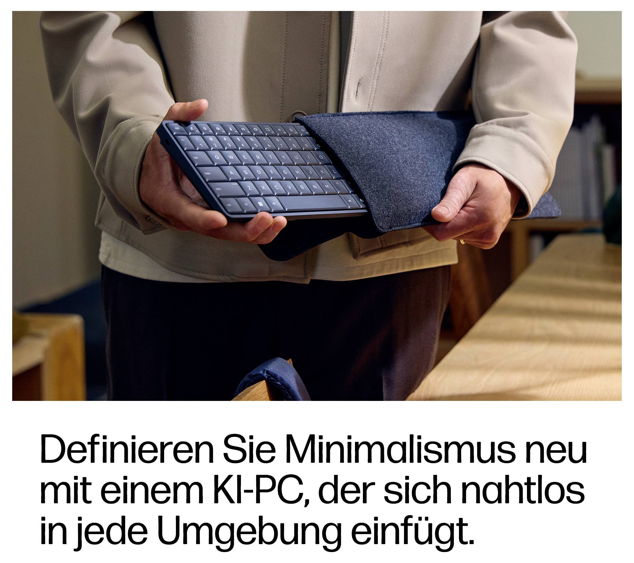 Eine Person hält eine schlanke Tastatur in einer Foliohülle, mit deutschem Text, der besagt, dass ein KI-PC Minimalismus neu definiert und nahtlos überall passt.