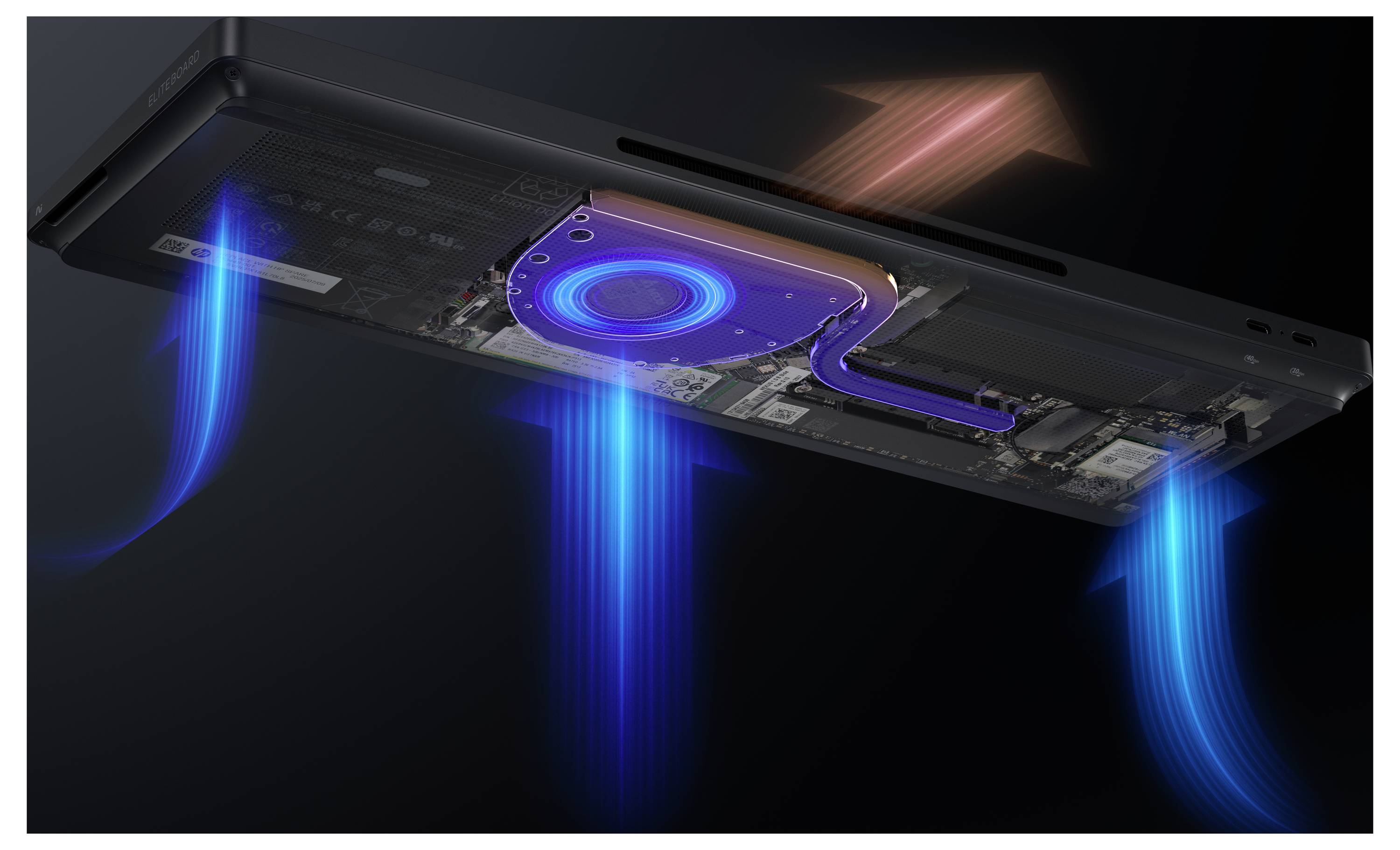 Schnittansicht eines Laptops mit einem Kühlventilator und Wärmerohrleitung, mit blauen Luftströmungspfeilen, die die Wärmeableitung im Gerät anzeigen.