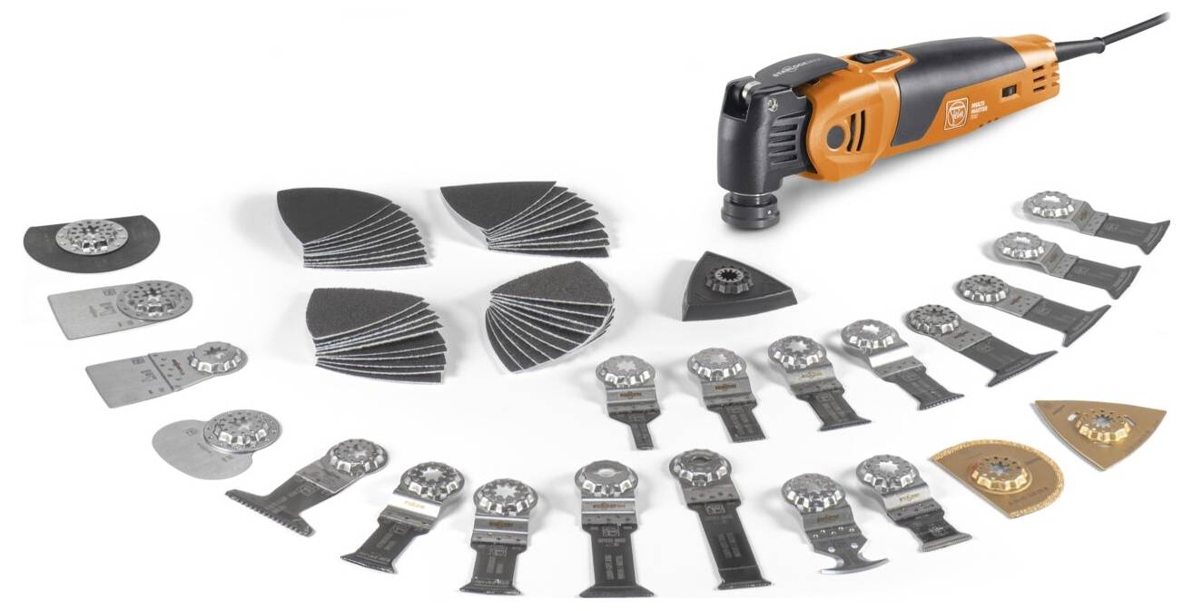 Orange oszillierendes Multitool mit verschiedenen Schneid-, Schleif- und Schabwerkzeugen, die um es herum auf weißem Hintergrund angeordnet sind.