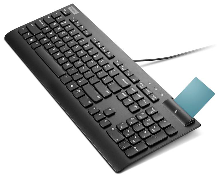 Schwarze kabelgebundene Tastatur mit einer blauen Karte, die auf der rechten Seite eingeführt ist, auf weißem Hintergrund dargestellt.