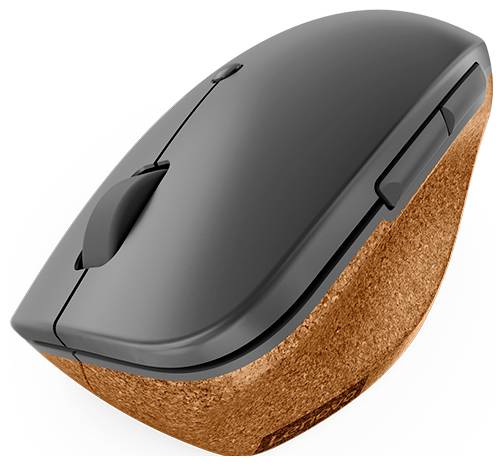Schwarze ergonomische Computermaus mit einer braun korkähnlichen strukturierten Unterseite, auf weißem Hintergrund gezeigt.